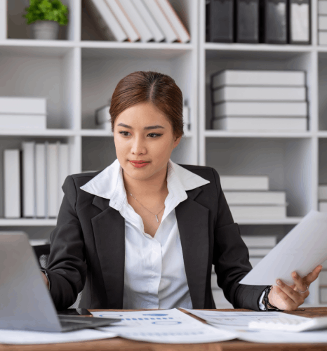 A translator updates academic course guide translation while highlighting course objectives and prerequisite language.