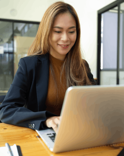 A translator working on accurate Course Guide translations for educational institutions to ensure proper academic delivery.