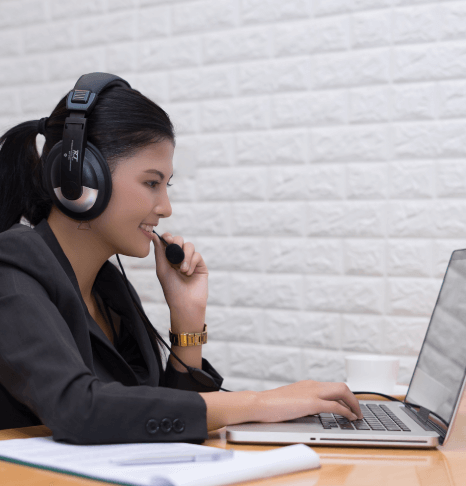 User benefiting from customized and multilingual audio description provided securely by Vanan’s expert team. User benefiting from customized and multilingual audio description provided securely by Vanan’s expert team.