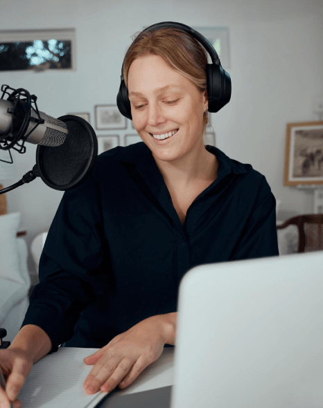 A voice actor records an e-learning lesson, delivering Polish Voice Over Services with clear pacing for trainees.