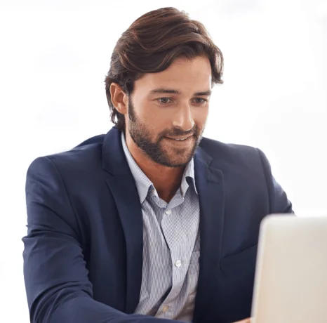 A client chats with support about multilingual delivery in 100+ languages, using fast translation services for clarity.