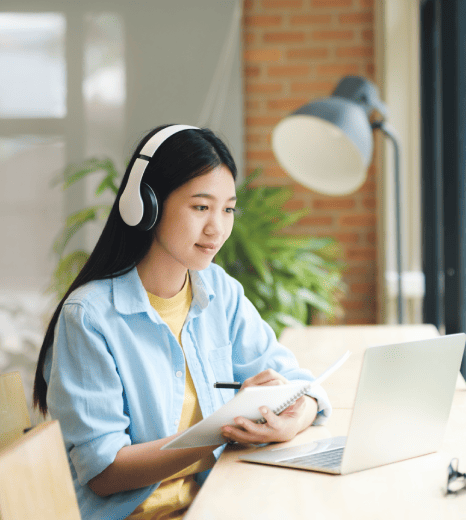 Student using accurate Chinese captions for e learning and academic videos using Chinese Subtitling Services.