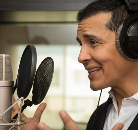 An editor marks pauses and emphasis for German Voice Over Services to keep clear natural voiceover delivery for training.