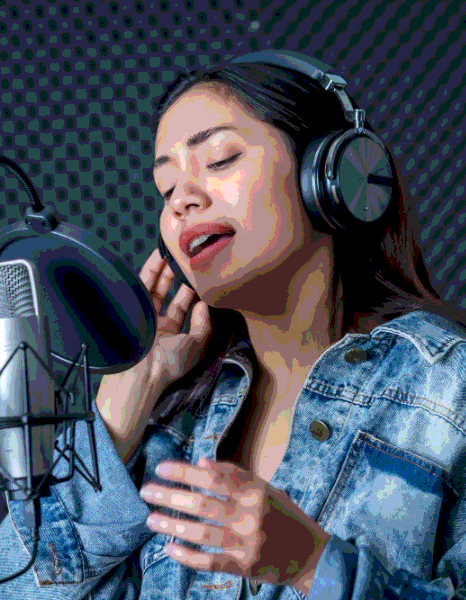 A producer marks pauses and tone on a Vietnamese script so Vietnamese Voice Over Services keep clear audio delivery.