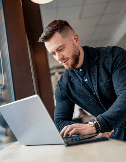 A translator ensuring accuracy and confidentiality in annual report translation services for secure business communication. A translator ensuring accuracy and confidentiality in annual report translation services for secure business communication.