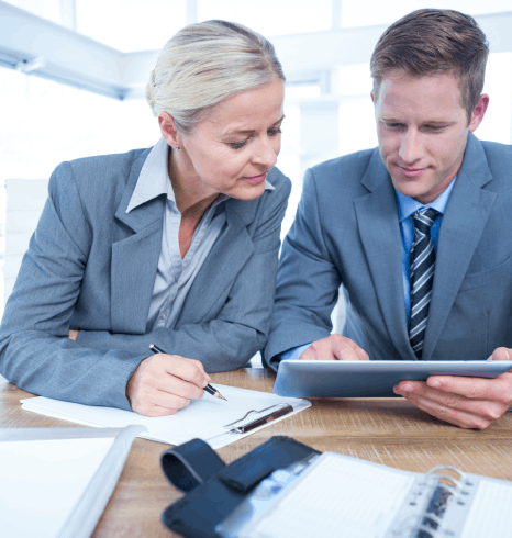 A corporate team marks up a vendor contract while dutch translation services ensure clear clauses for cross-border deals.