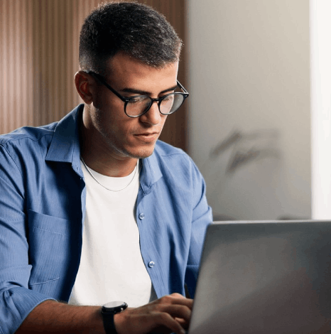 A translator updates CTA button text in an HTML email using newsletter translation services for online campaigns.