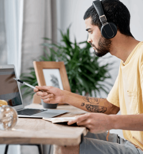 A transcriber converts English audio and applies Swedish date and decimal comma rules with Swedish transcription services.