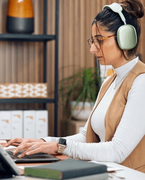 A transcript highlights key definitions and examples, showing how lecture transcription services capture varied lecture.