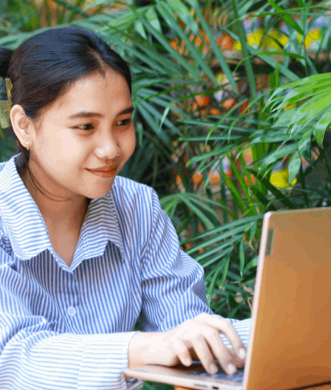 A designer proofs Thai text in an InDesign layout, using online Thai translation services with DTP formatting support.