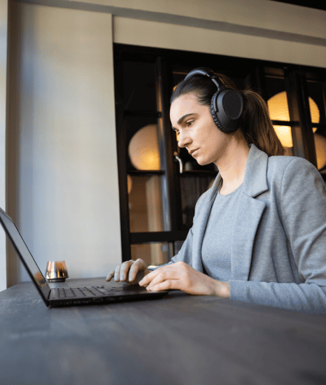 Customer reviewing clear and accurate Dutch transcription of their meeting discussions and academic research. Customer reviewing clear and accurate Dutch transcription of their meeting discussions and academic research.