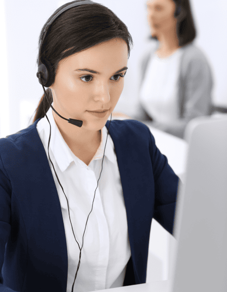 A transcriber working on Dutch media transcription for accurate and clear transcription of video and audio content.