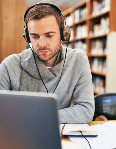 Student receiving budget friendly Dutch academic transcription for transcribing lectures, seminars and educational content.