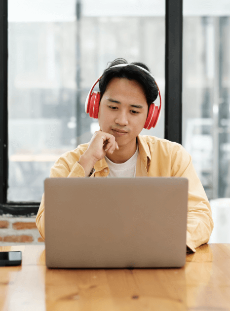 Student is learning effectively with E-learning captioning services that sync captions accurately with lessons.