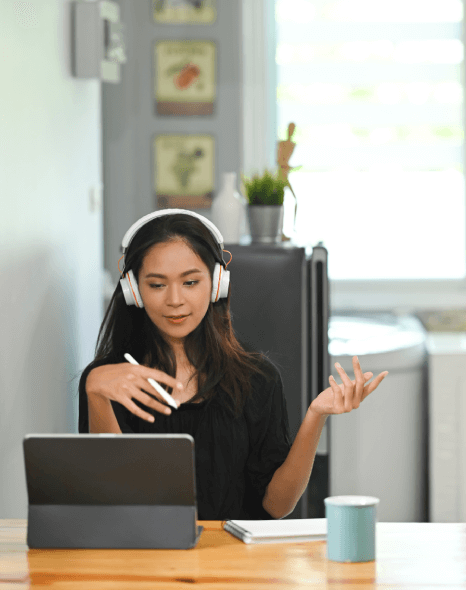 The student uses educational content with precise Italian subtitles, helping learners follow along with ease. The student uses educational content with precise Italian subtitles, helping learners follow along with ease.