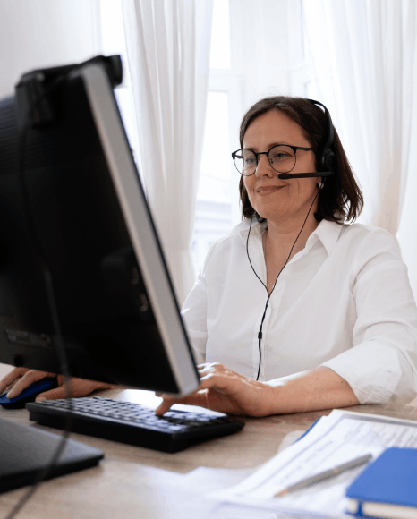 A professor watches an online course on a laptop with educational Italian captions, made with italian subtitling services.