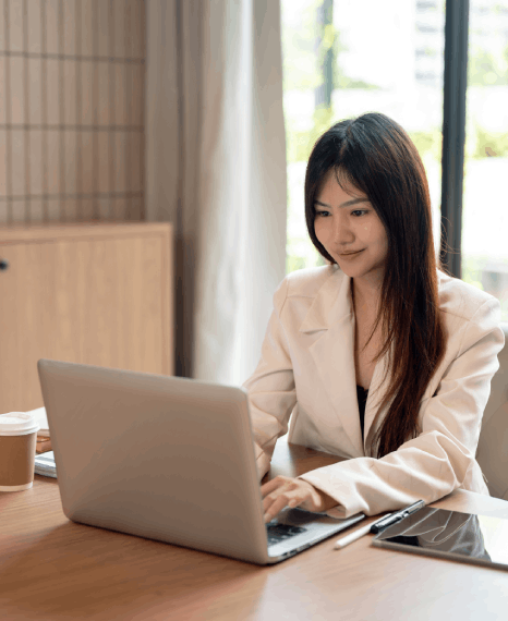 Translator in Queens providing translation services to ensure compliance and accuracy in financial reports.