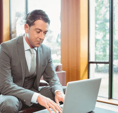 A client benefiting from accurate forex translation services to ensure financial success & seamless trading transactions.