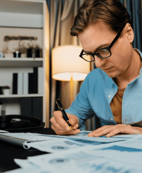 An analyst compares a financial statement as Estonian translation services keep figures, labels, and notes consistent.