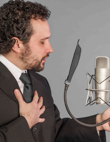 An engineer matches pacing for a finance explainer, using Italian Voice Over Services tailored to industry compliance terms.