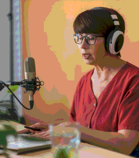 A course designer edits an LMS lesson and quiz while Russian Voice Over Services keep training audio clear and paced.
