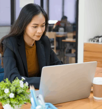 Translator providing clear multilingual communication through accurate translation in Midtown Manhattan for businesses.