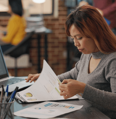 A researcher annotates crosstalk and pauses, using focus group transcription services for multi-need research projects.