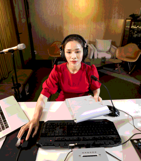 A project manager uses Vietnamese Transcription Services to turn a team meeting into clear, accurate records with timestamps.