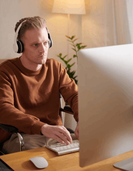 A project manager uploads audio on a laptop as Swedish transcription services deliver fast online transcripts within hours.
