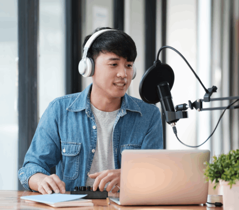 A narrator records E-learning Voiceover Services, using an engaging pace and clear pauses to keep adult learners focused.
