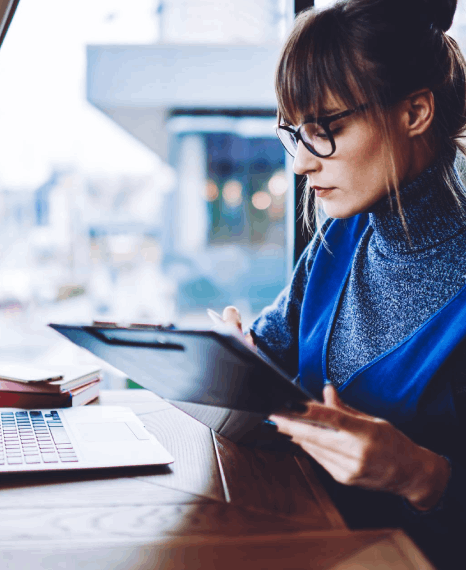 A client uploads a report to an online portal for Norwegian translation services and receives a fast delivery estimate.