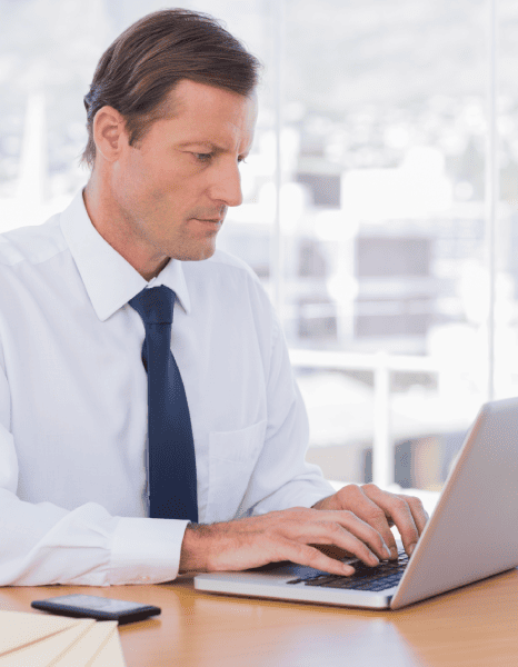 The expert reviews Portuguese translations across multiple formats, ensuring the content meets specific requirements.