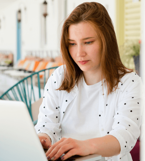 Translator delivering certified Spanish transcript translation services for academic purposes with cultural sensitivity.