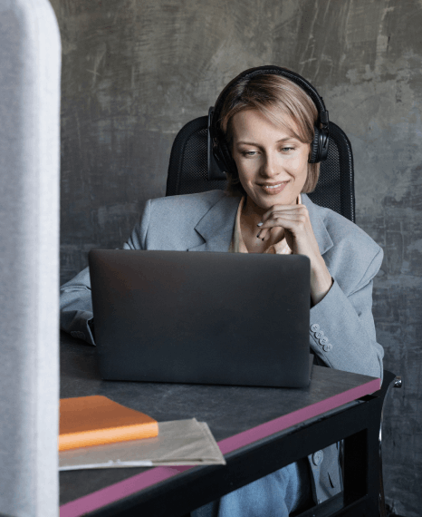 A captioner working on Facebook video captions, highlighting the advantages of opting for specialized, expert led captioning.