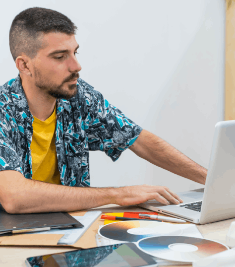 A DTP specialist runs urdu typesetting services preflight checks to fix spacing, kerning, and line breaks before print.