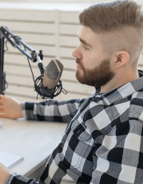 An editor syncs Polish Voice Over Services to a software walkthrough so each technical step matches on-screen clicks.