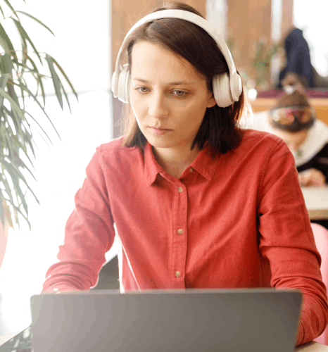 A transcriptionist labels speakers during crosstalk, applying technical focus group transcription services for diarization.