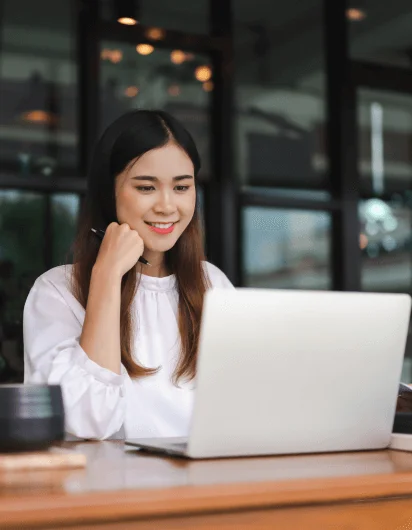 A client benefiting from guaranteed quality and accuracy in Times Square translation service, ensuring precise communication.