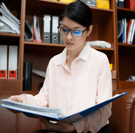 A web editor previews bilingual pages while Kazakh translation services adapt diverse website content for readers.