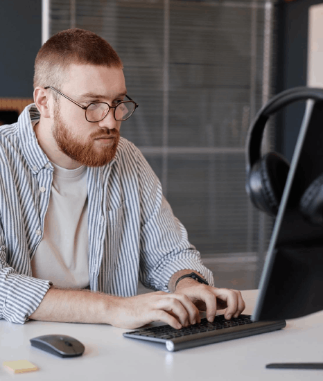 A web editor reviews Norwegian menus, dates, and currency as Norwegian translation services deliver website content.