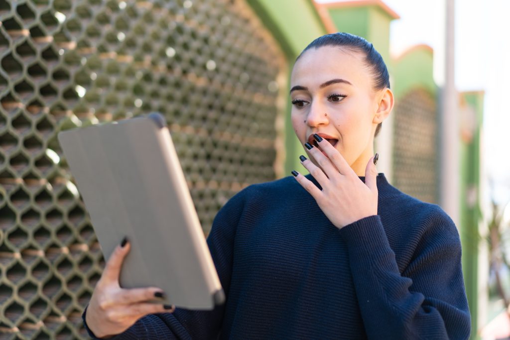 How to Localize Your Voice Over for Spanish, Mandarin and Arabic Audiences - How to Localize Your featured image