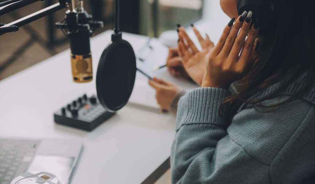 How to Tell If a Voice Over Was Made by AI—And Why It Matters for Your Brand - How to Tell If featured image